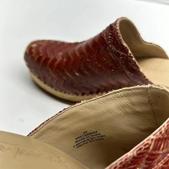 Free People Hillary Clog Leather Wooden Heeled Mule Shoes High Heels Size 40 10 - Picture 7 of 12